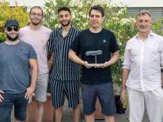 Gameforge und KIT SC Esports feiern Jubiläum KIT SC Esports-Vorstand Nico Rausch (mit Trophäe) bei der Jubiläums-Veranstaltung mit Gameforge-Manager Tom Burck (links) und Gameforge-Gründer Alexander Rösner (2. v. r.) - Foto: Gameforge