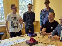 Spektrum Labore: Uni Würzburg rüstet auf Prof. Dr. Sebastian von Mannen und Digital Minister Fabian Mehring beim Testspiel in den Spektrum Labs der Uni Würzburg (Foto: Bayerisches Staatsministerium für Digitales)