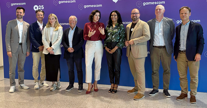 Bundesministerin Dorothee Bär (CSU) mit Microsoft-Managerin Sarah Bond und weiteren Studio-Chefs auf der Gamescom 2025 (Foto: GamesWirtchaft / Petra Fröhlich)