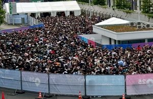 Besucherzahlen-Ranking: Die größten Games-Events 2025 (Update) Schon Stunden vor Hallenöffnung stauen sich die Menschenmassen vor den Sicherheitsschleusen (hier am Eingang Süd) - Foto: GamesWirtschaft