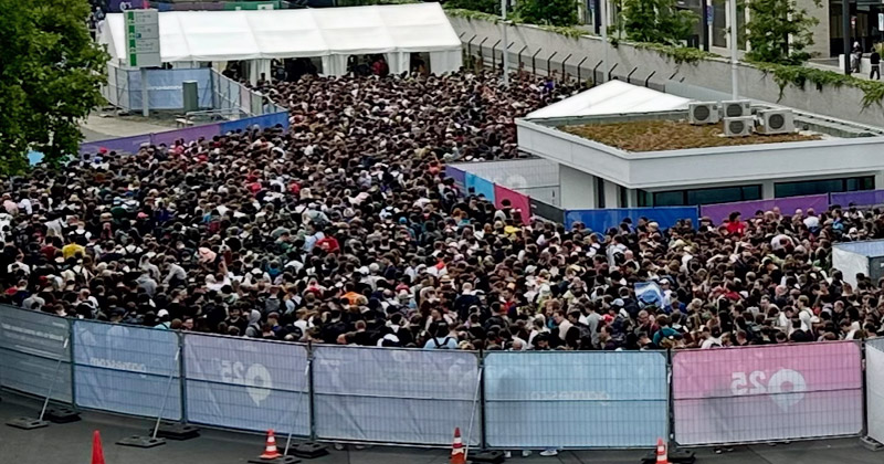Schon Stunden vor Hallenöffnung stauen sich die Menschenmassen vor den Sicherheitsschleusen (hier am Eingang Süd) - Foto: GamesWirtschaft