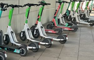 Lime stockt Parkflächen und Personal zur Gamescom 2026 auf E-Roller und E-Bikes sind zur Gamescom besonders stark nachgefragt - hier am Eingang Nord der Koelnmesse (Foto: GamesWirtschaft)
