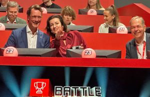 Politiker auf der Gamescom 2026 NRW-Ministerpräsident Hendrik Wüst (CDU) und Forschungsministerin Dorothee Bär (CSU) am Gamescom-Stand von Nintendo - rechts: Bernd Fakesch, General Manager von Nintendo of Europe (Foto: Petra Fröhlich / GamesWirtschaft)