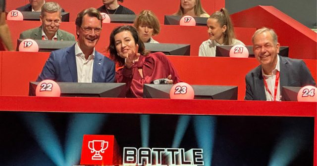 NRW-Ministerpräsident Hendrik Wüst (CDU) und Forschungsministerin Dorothee Bär (CSU) am Gamescom-Stand von Nintendo - rechts: Bernd Fakesch, General Manager von Nintendo of Europe (Foto: Petra Fröhlich / GamesWirtschaft)