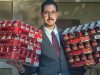 Maximilian ‚HandOfBlood‘ Knabe: „Gamescom ist ein totaler Knochenjob.“ Maximilian Knabe alias HandOfBlood lässt Knabe Cola in zwei Varianten abfüllen (Foto: Gute Gesellschaft)