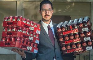 Maximilian ‚HandOfBlood‘ Knabe: „Gamescom ist ein totaler Knochenjob.“ Maximilian Knabe alias HandOfBlood lässt Knabe Cola in zwei Varianten abfüllen (Foto: Gute Gesellschaft)