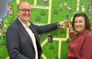 Games-Förderung: Studios dürfen aufstocken – unter strengen Bedingungen Forschungsministerin Dorothee Bär (CSU) mit ihrem Parlamentarischen Staatssekretär Matthias Hauer (CDU) am Ministeriums-Stand auf der Gamescom 2025 (Foto: GamesWirtschaft)