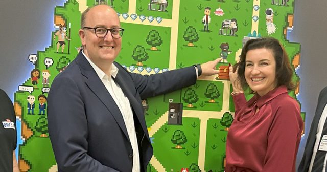 Forschungsministerin Dorothee Bär (CSU) mit ihrem Parlamentarischen Staatssekretär Matthias Hauer (CDU) am Ministeriums-Stand auf der Gamescom 2025 (Foto: GamesWirtschaft)