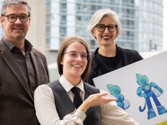 Games Hub Hessen kürt Sieger-Maskottchen Gewinnerin Pauline Lechler (Mitte) mit den Juroren Christian Hoppenstedt und Manuela Schiffner (Foto: Tamara Eda Temuci)