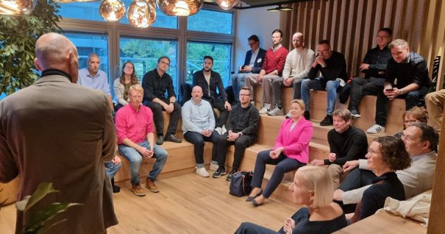 House of Games-Roundtable: Wirtschaftssenatorin Franziska Giffey (SPD) lauscht den Ausführungen von WISTA-Geschäftsführer Roland Sillmann (Foto: Senatsverwaltung für Wirtschaft, Energie und Betriebe Berlin)