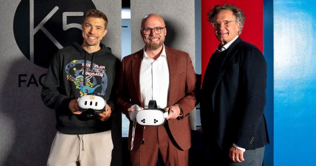 K5-Factory-Wagner-Mehring-Simon-091025 Bayerns Digitalminister Fabian Mehring (Mitte) mit den K5 Factory-Geschäftsführern Thomas Wagner und Oliver Simon - Foto: Bayerisches Staatsministerium für Digitales