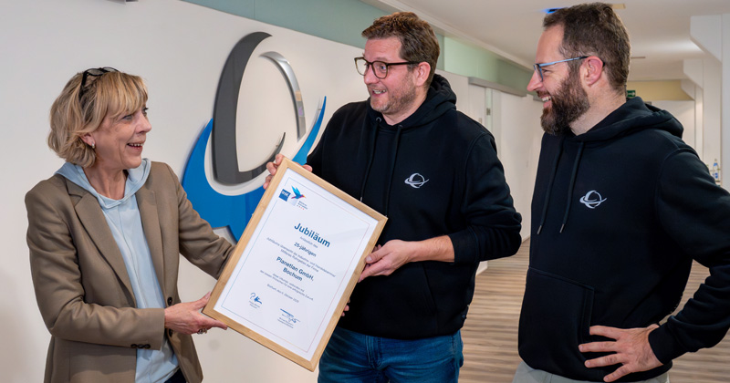 Die IHK gratuliert zum Betriebsjubiläum: Planetlan bildet regelmäßig Azubis aus (Foto: Planetlan GmbH)
