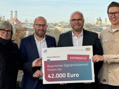 Bayern finanziert eigene Games-Standort-Studie Annette Kümmel (Geschäftsführerin Medien.Bayern GmbH), MdL Felix Locke (Freie Wähler), Digitalminister Fabian Mehring (Freie Wähler) und Robin Rottmann (Team Lead Games Bavaria) bei der Scheckübergabe im bayerischen Landtag - Foto: StMD Bayern