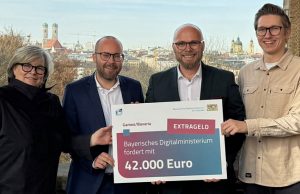 Bayern finanziert eigene Games-Standort-Studie Annette Kümmel (Geschäftsführerin Medien.Bayern GmbH), MdL Felix Locke (Freie Wähler), Digitalminister Fabian Mehring (Freie Wähler) und Robin Rottmann (Team Lead Games Bavaria) bei der Scheckübergabe im bayerischen Landtag - Foto: StMD Bayern