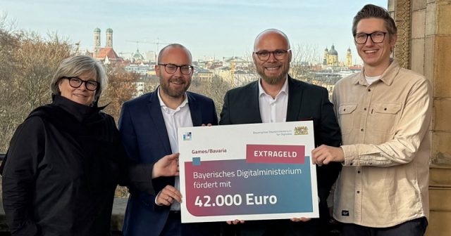 Bayern-Games-Standort-Studie-2025-Mehring-131125 Annette Kümmel (Geschäftsführerin Medien.Bayern GmbH), MdL Felix Locke (Freie Wähler), Digitalminister Fabian Mehring (Freie Wähler) und Robin Rottmann (Team Lead Games Bavaria) bei der Scheckübergabe im bayerischen Landtag - Foto: StMD Bayern