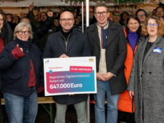 Bayern will Millionen in Games investieren (Update) Vorgezogene Bescherung: Bayerns Digitalminister Fabian Mehring hat zur Games/Bavaria-Weihnachtsfeier einen Förderscheck mitgebracht (Foto: Bayerisches Staatsministerium für Digitales)