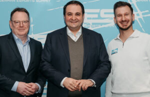 German Esports Summit 2025: ESBD feiert das Ehrenamt Kölns OB Torsten Burmester (SPD), NRW-Staatskanzlei-Chef Nathanael Liminski (CDU) und ESBD-Präsident Christopher Flato beim German Esports Summit 2025 am 5. Dezember in Köln (Foto: Alina Ehrmann)