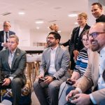 Hessens Wirtschaftsminister Kaweh Mansoori (Mitte) mit Nintendo-Justiziar Clemens Mayer-Wegelin (links) und Game-Vorstands-Chef Lars Janssen (vorne) während eines Probespiels bei Nintendo of Europe (Foto: Nintendo of Europe SE)