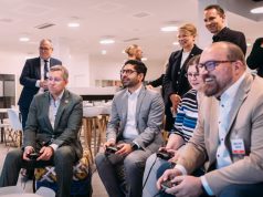 Wirtschaftsminister Mansoori besucht Nintendo of Europe Hessens Wirtschaftsminister Kaweh Mansoori (Mitte) mit Nintendo-Justiziar Clemens Mayer-Wegelin (links) und Game-Vorstands-Chef Lars Janssen (vorne) während eines Probespiels bei Nintendo of Europe (Foto: Nintendo of Europe SE)