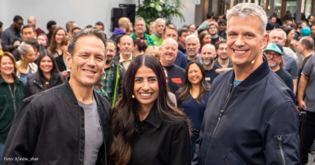 Microsoft-Gaming-CEO Asha Sharma mit Vorgänger Phil Spencer (links) und Chief Content Officer Matt Booty beim Townhall-Meeting zum Amtsantritt.