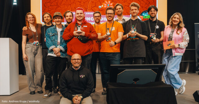 Stilecht im GG-Bavaria-Hoodie: Digitalminister Fabian Mehring (sitzend) mit den Preisträgern des GG Awards bei der GG Bavaria 2026 in München.