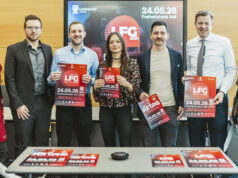 LFG Con 2026 am Pfingstsonntag in Hof Die Organisatoren der LFG Con 2026 in Hof: Sandra Reichel (Cosplay-Stammtisch Hof), Johannes Wurm, Kevin Pollak, Ariane Pollak, Stefan Preisinger, Landrat Oliver Bär und Sophie Meyer (Cosplay-Stammtisch Hof)