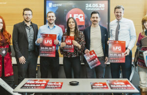 LFG Con 2026 am Pfingstsonntag in Hof Die Organisatoren der LFG Con 2026 in Hof: Sandra Reichel (Cosplay-Stammtisch Hof), Johannes Wurm, Kevin Pollak, Ariane Pollak, Stefan Preisinger, Landrat Oliver Bär und Sophie Meyer (Cosplay-Stammtisch Hof)