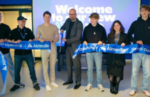 Almedia weiht neues Büro in Berlin ein Der Berliner Wirtschafts-Staatssekretär Michael Biel (Mitte) eröffnet mit CEO Moritz Holländer (3. v. r.) das neue Almedia-Hauptquartier.