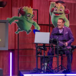 DHDL-Kult-Löwe Ralf Dümmel macht den Praxis-Test mit Drum Revolution, das von Games-Unternehmer Andreas Schneid entwickelt wurde.