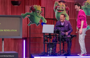 Drum Revolution in Die Höhle der Löwen: Brutale Kritik an Gründer und Förderung DHDL-Kult-Löwe Ralf Dümmel macht den Praxis-Test mit Drum Revolution, das von Games-Unternehmer Andreas Schneid entwickelt wurde.