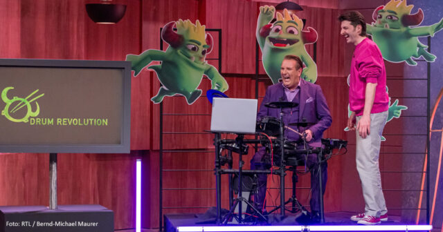 DHDL-Kult-Löwe Ralf Dümmel macht den Praxis-Test mit Drum Revolution, das von Games-Unternehmer Andreas Schneid entwickelt wurde.