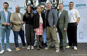Game-Verband legt erstmals Transparenzbericht vor Der frisch gewählte Vorstand des Branchenverbands Game beim Sommerfest 2026 mit Gastrednerin und Bundesfamilienministerin Karin Prien.