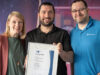 Gameforge wird zum Ausbildungs-Betrieb Der frischgebackene Gameforge-Entwickler Josip Čoga (Mitte) mit Sabrina Santa (Team Lead Human Resources) und Florian Mycka (Team Lead Development).