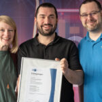 Der frischgebackene Gameforge-Entwickler Josip Čoga (Mitte) mit Sabrina Santa (Team Lead Human Resources) und Florian Mycka (Team Lead Development).
