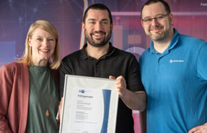 Gameforge wird zum Ausbildungs-Betrieb Der frischgebackene Gameforge-Entwickler Josip Čoga (Mitte) mit Sabrina Santa (Team Lead Human Resources) und Florian Mycka (Team Lead Development).