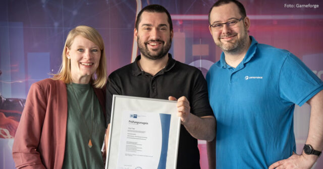 Der frischgebackene Gameforge-Entwickler Josip Čoga (Mitte) mit Sabrina Santa (Team Lead Human Resources) und Florian Mycka (Team Lead Development).