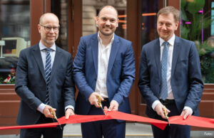 Kretschmer eröffnet R42 Games Hub in Leipzig Eröffnung des R42 Games Hub in Leipzig: Bürgermeister Clemens Schülke (CDU), R42-Geschäftsführer Christopher Siebenhüner und Sachsens Ministerpräsident Michael Kretschmer (CDU).