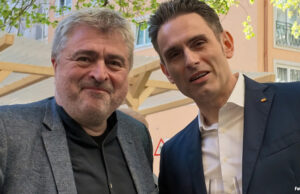 DCP 2026 Warm-Up Mixer: Die Branche zu Gast bei ZR Consulting Ubisoft-Manager Benedikt Grindel mit Gastgeber Zoran Roso beim DCP 2026 Warm-Up Mixer in München