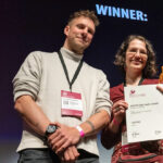 Game Director Hans Böhme und 2D Environment Artist Siba Gasser nahmen stellvertretend fürs Constance-Team den Animated Games Award 2026 entgegen.