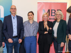 Medienbarometer 2026: Stimmung in der Hauptstadt „auf dem Tiefstand“ Medianet-Sprecher Alexander Fuchs, Claus Pretzell (Investitionsbank Berlin), Goldmedia-Marktforscherin Juliane Müller, Medianet-Geschäftsführerin Jeannine Koch, Claudia Große-Leege (KreativBund) und New Media -Chef Helge Jürgens vom Medienboard Berlin-Brandenburg bei der Vorstellung des Medienbarometers 2026 in Berlin.