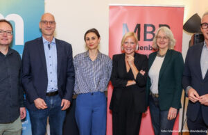 Medienbarometer 2026: Stimmung in der Hauptstadt „auf dem Tiefstand“ Medianet-Sprecher Alexander Fuchs, Claus Pretzell (Investitionsbank Berlin), Goldmedia-Marktforscherin Juliane Müller, Medianet-Geschäftsführerin Jeannine Koch, Claudia Große-Leege (KreativBund) und New Media -Chef Helge Jürgens vom Medienboard Berlin-Brandenburg bei der Vorstellung des Medienbarometers 2026 in Berlin.