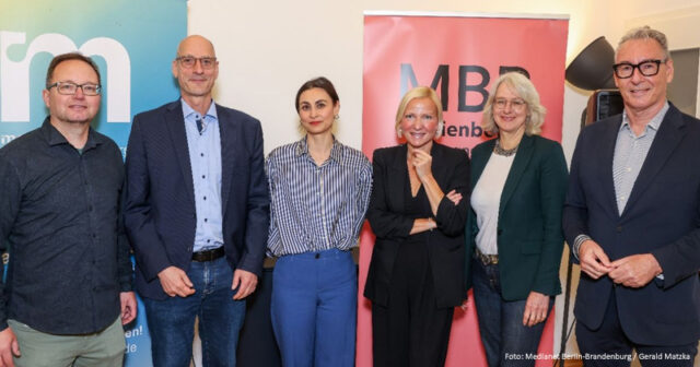 Medianet-Sprecher Alexander Fuchs, Claus Pretzell (Investitionsbank Berlin), Goldmedia-Marktforscherin Juliane Müller, Medianet-Geschäftsführerin Jeannine Koch, Claudia Große-Leege (KreativBund) und New Media -Chef Helge Jürgens vom Medienboard Berlin-Brandenburg bei der Vorstellung des Medienbarometers 2026 in Berlin.