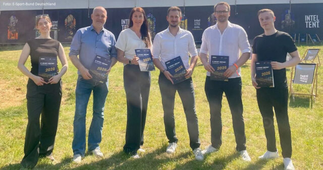 Die Macher des E-Sport-Report 2026 vor der Lanxess Arena in Köln: Johanna Schmid (PwC), Mathias Bellinghausen (HAM), Julia Wilner (PwC), Christopher Flato (ESBD), Markus Möckel (ESBD), Lars Christian Dach (PwC)