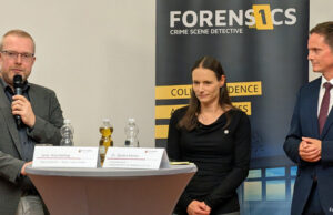 Fall gelöst: Forensics: Crime Scene Detective erscheint am 13. Juli Binary Impact-Chef Jens Wiechering, Dr. Sandra Merten (Landeskriminalamt Rheinland-Pfalz) und LKA-Präsident Mario Germano bei der Pressekonferenz zu Forensics: Crime Scene Detective in Mainz