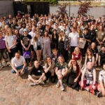 Ausrichter und Teilnehmer des Games-Stipendiums feiern den Abschluss von Press Start am Abend des 8. Juni 2026 in Berlin.
