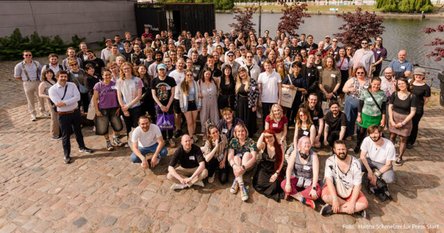 Games-Stipendium-Press-Start-Abschluss-090626 Ausrichter und Teilnehmer des Games-Stipendiums feiern den Abschluss von Press Start am Abend des 8. Juni 2026 in Berlin.