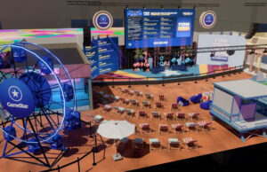 Gamescom 2026: FYNG City belegt über 1.500 Quadratmeter Riesenrad, Liegestühle, Showbühne: So stellen sich die Webedia-Planer die FYNG City in Halle 7 der Gamescom 2026 vor.