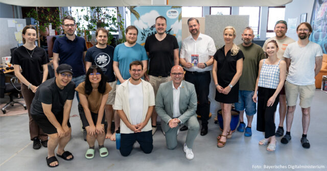 Pixel-Maniacs-StM-Mehring-Kohler-Sendner-240626 Bayerns Digitalminister Fabian Mehring (vorne rechts) beim Besuch von Pixel Maniacs und Spaceflower in Nürnberg.