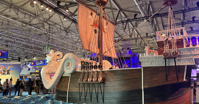 Spektakulärer Auftritt: das One-Piece-Schiff Going Merry am Netflix-Stand der Gamescom 2025.
