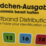 Die Gamescom 2026-Altersbändchen gibt es in den Ausführungen Grün (USK 12), Blau (USK 16) und Rot (USK 18).